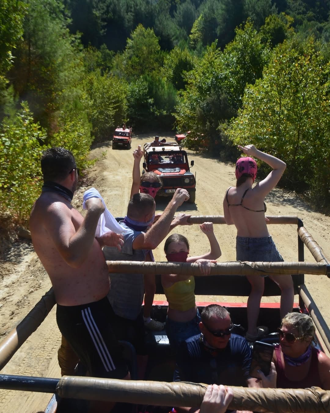 What to Wear on a Kuşadası Jeep Safari (Season-by-Season)